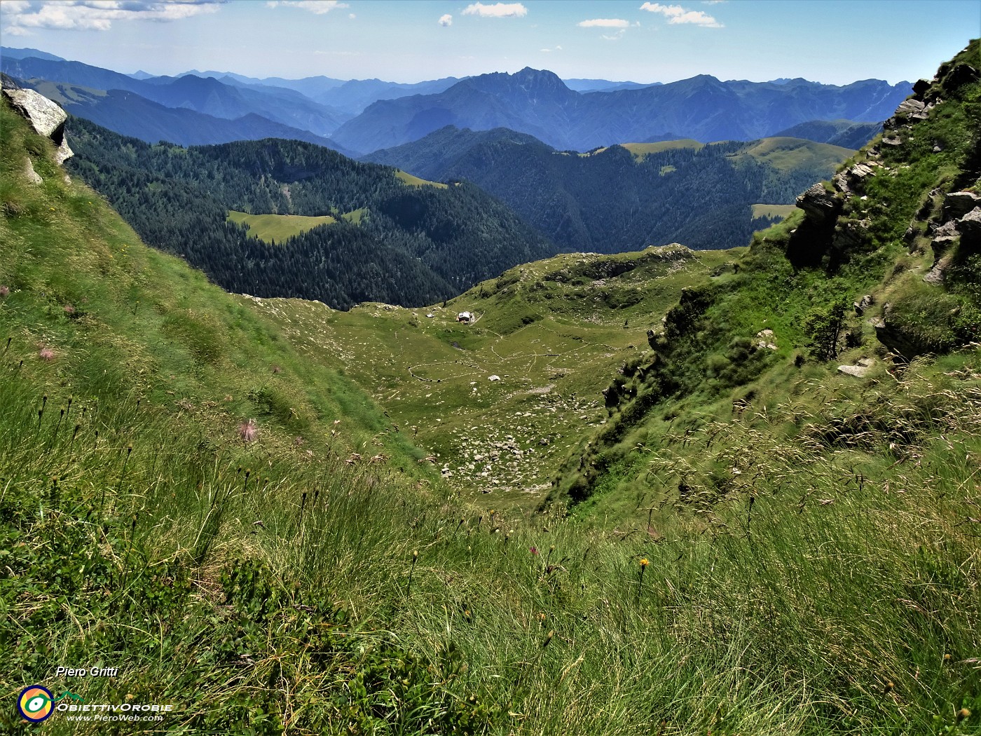 56 Non salgo sul Monte Tartano ma scendo da questo erboso ripido canalino per salire poi in Azzaredo.JPG